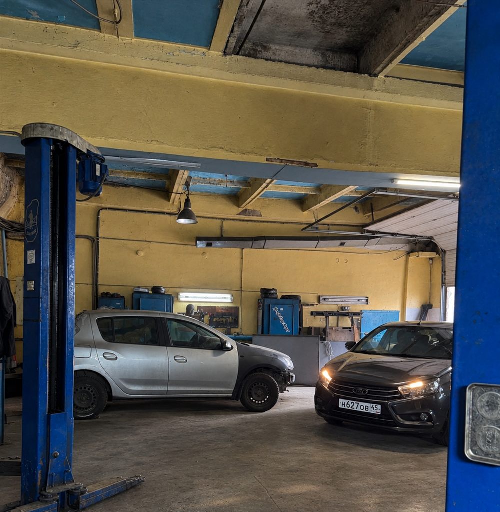 Рабочая зона автосервиса ДиалогАвто — подъёмники